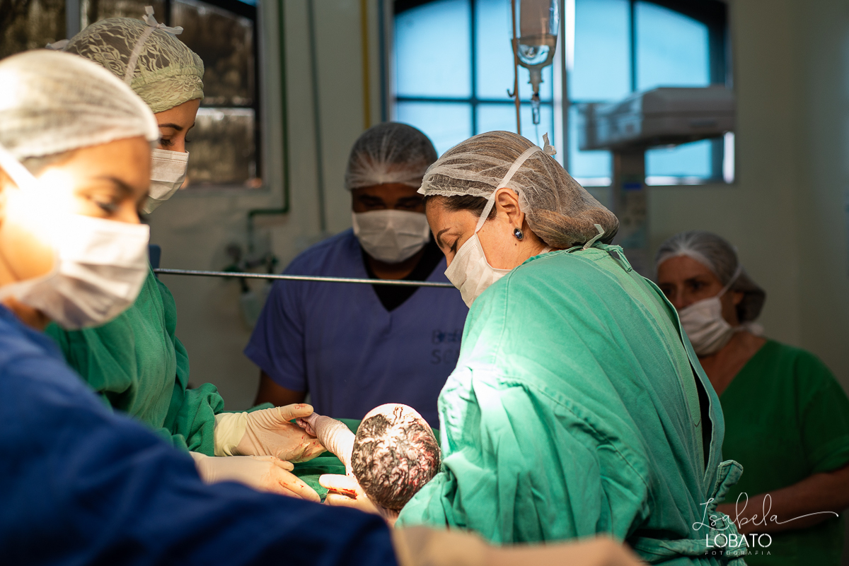 fotografia-de-parto-nascimento-de-bebe-cesariana-foto-de-bebe-nascendo-hospital-santa-casa-de-misericordia-barbacena-minas-gerais-obstetra-dra-roberta-sales-equipe-gestar-barbacena-nascimento-da-liz-fotografo-em-barbacena-estudio-isabela-lobato-fotografia