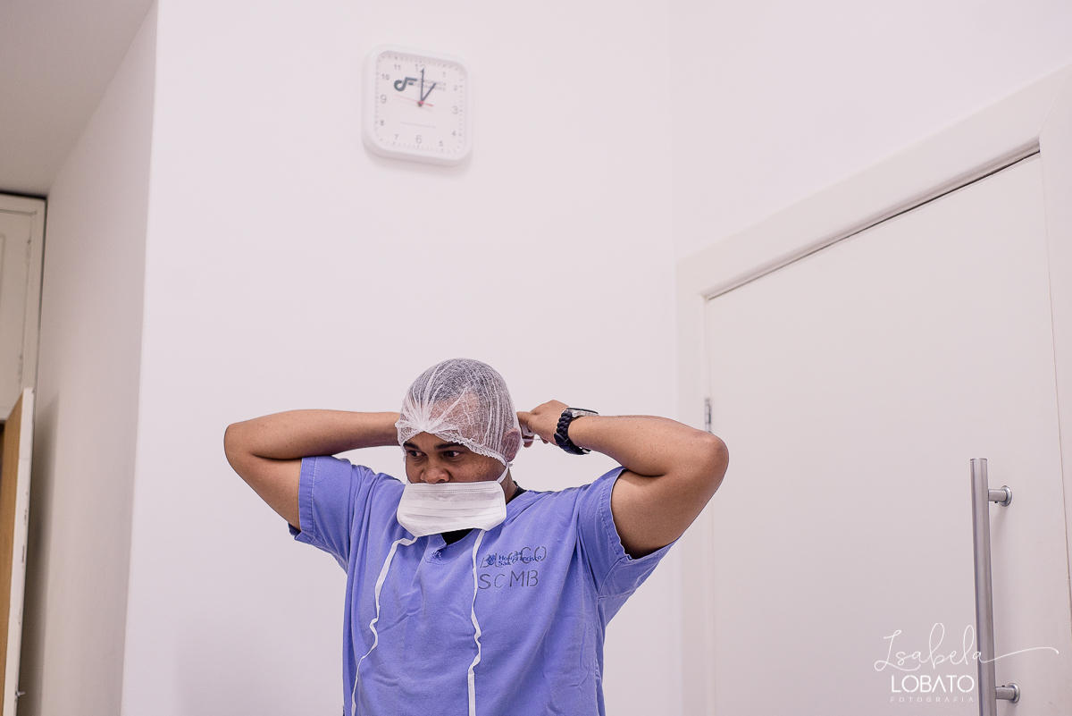fotografia-de-parto-nascimento-de-bebe-cesariana-foto-de-bebe-nascendo-hospital-santa-casa-de-misericordia-barbacena-minas-gerais-obstetra-dra-roberta-sales-equipe-gestar-barbacena-nascimento-da-liz-fotografo-em-barbacena-estudio-isabela-lobato-fotografia