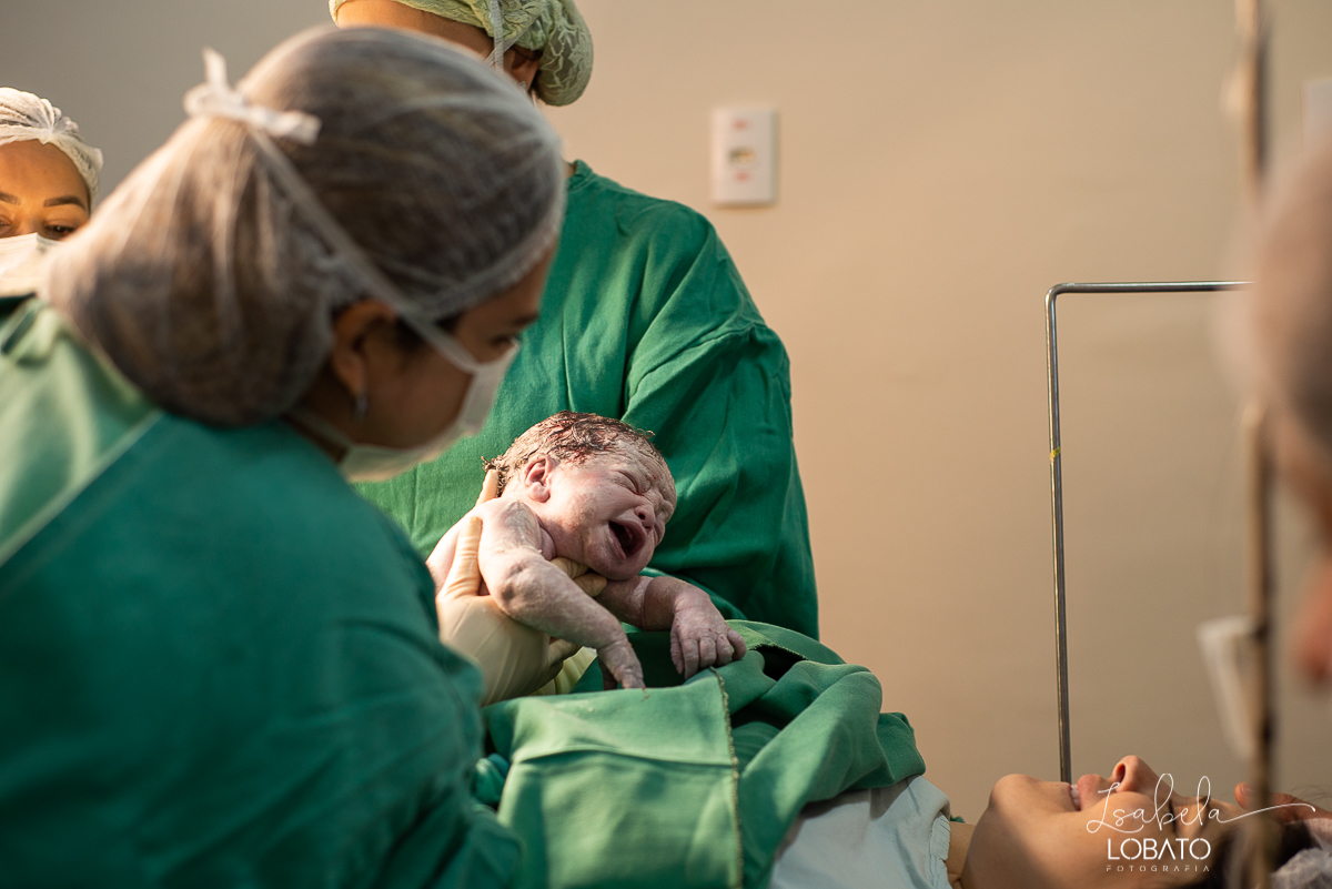 fotografia-de-parto-nascimento-de-bebe-cesariana-foto-de-bebe-nascendo-hospital-santa-casa-de-misericordia-barbacena-minas-gerais-obstetra-dra-roberta-sales-equipe-gestar-barbacena-nascimento-da-liz-fotografo-em-barbacena-estudio-isabela-lobato-fotografia