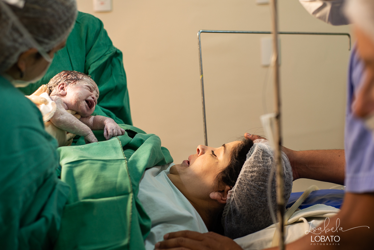 fotografia-de-parto-nascimento-de-bebe-cesariana-foto-de-bebe-nascendo-hospital-santa-casa-de-misericordia-barbacena-minas-gerais-obstetra-dra-roberta-sales-equipe-gestar-barbacena-nascimento-da-liz-fotografo-em-barbacena-estudio-isabela-lobato-fotografia