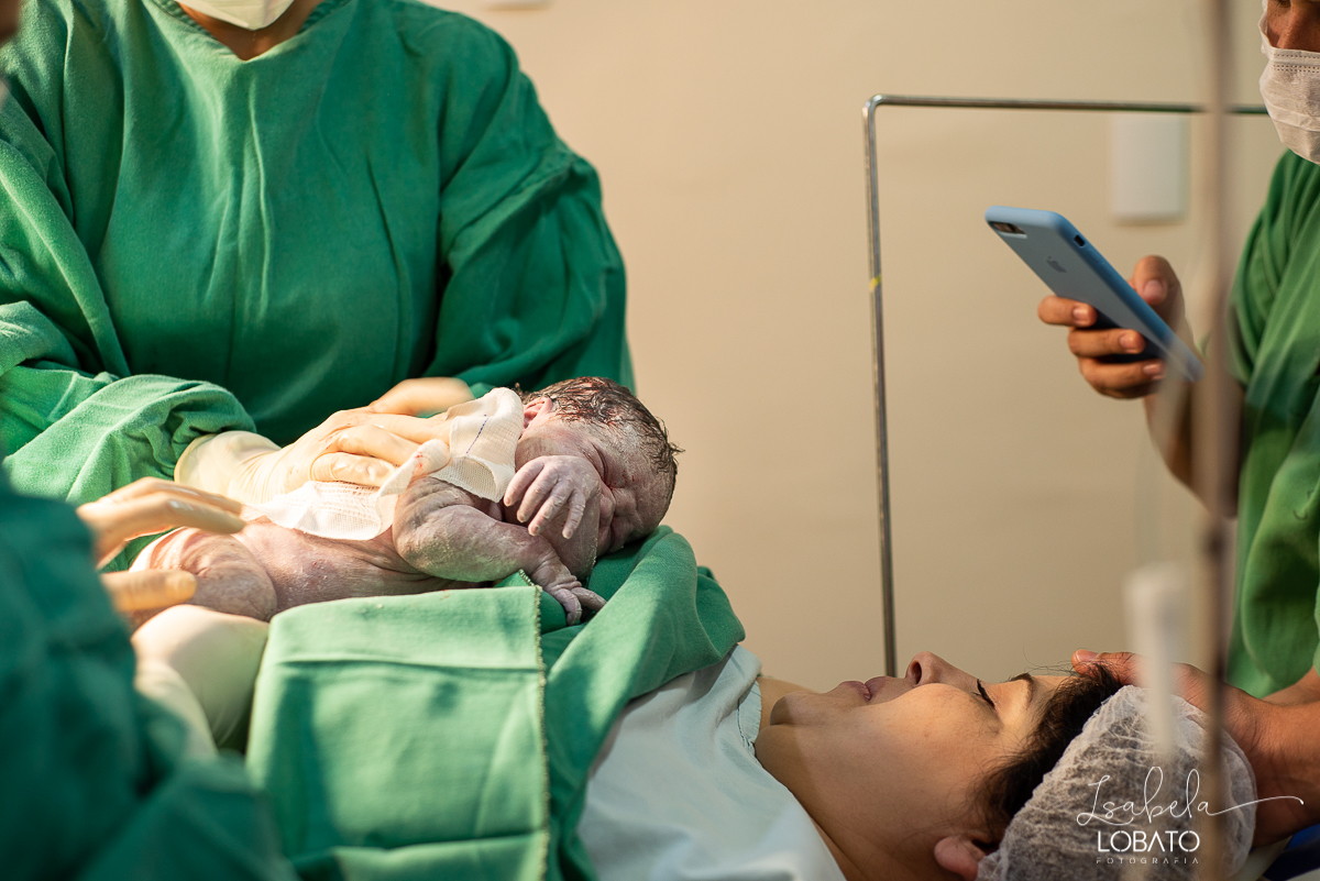 fotografia-de-parto-nascimento-de-bebe-cesariana-foto-de-bebe-nascendo-hospital-santa-casa-de-misericordia-barbacena-minas-gerais-obstetra-dra-roberta-sales-equipe-gestar-barbacena-nascimento-da-liz-fotografo-em-barbacena-estudio-isabela-lobato-fotografia