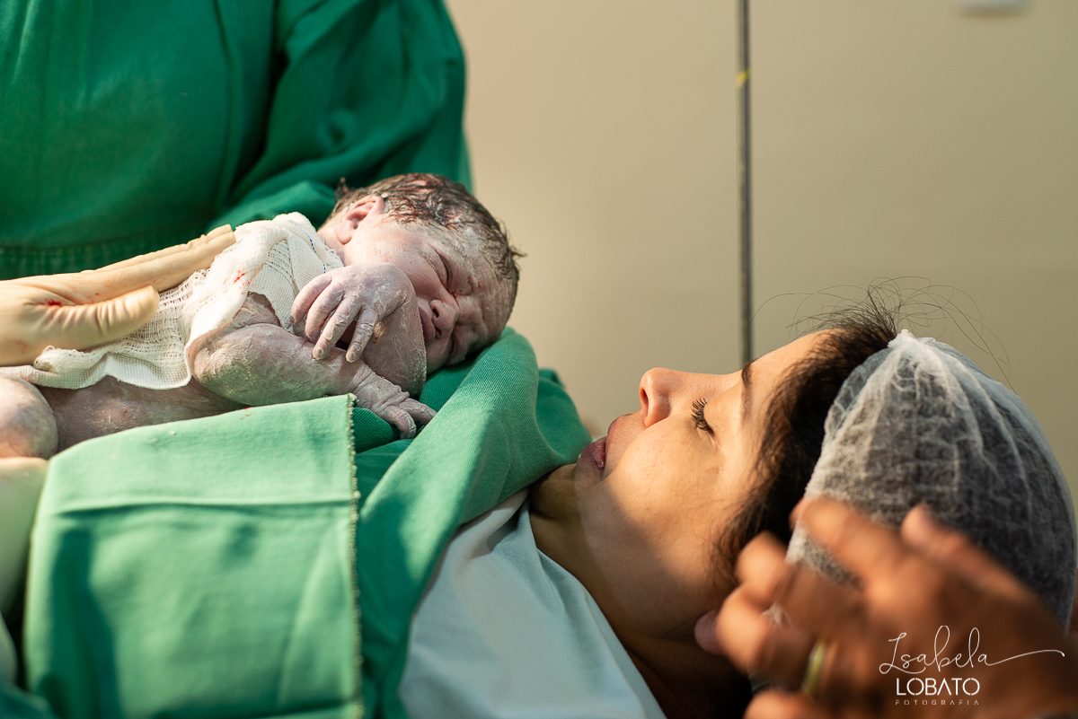 fotografia-de-parto-nascimento-de-bebe-cesariana-foto-de-bebe-nascendo-hospital-santa-casa-de-misericordia-barbacena-minas-gerais-obstetra-dra-roberta-sales-equipe-gestar-barbacena-nascimento-da-liz-fotografo-em-barbacena-estudio-isabela-lobato-fotografia