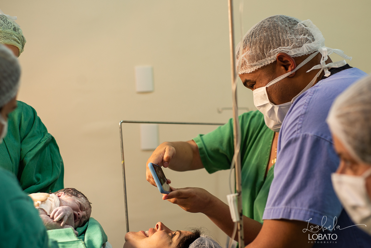 fotografia-de-parto-nascimento-de-bebe-cesariana-foto-de-bebe-nascendo-hospital-santa-casa-de-misericordia-barbacena-minas-gerais-obstetra-dra-roberta-sales-equipe-gestar-barbacena-nascimento-da-liz-fotografo-em-barbacena-estudio-isabela-lobato-fotografia