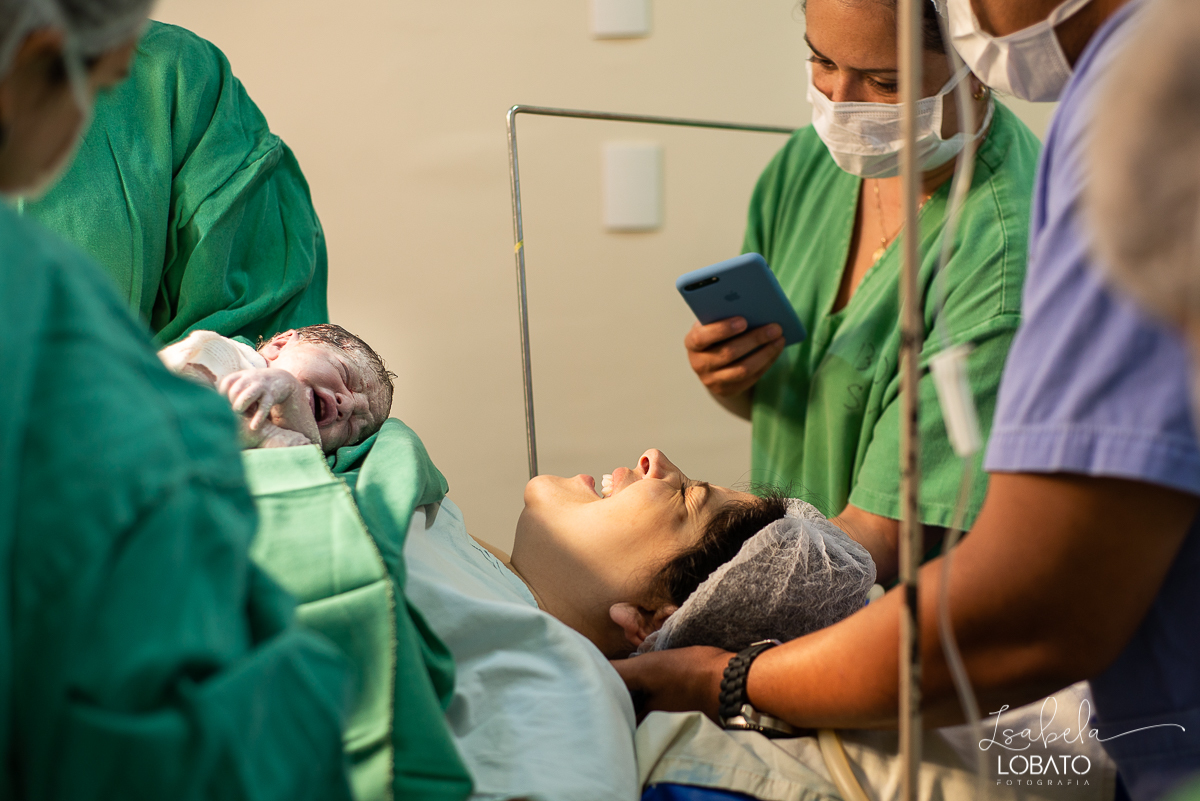 fotografia-de-parto-nascimento-de-bebe-cesariana-foto-de-bebe-nascendo-hospital-santa-casa-de-misericordia-barbacena-minas-gerais-obstetra-dra-roberta-sales-equipe-gestar-barbacena-nascimento-da-liz-fotografo-em-barbacena-estudio-isabela-lobato-fotografia