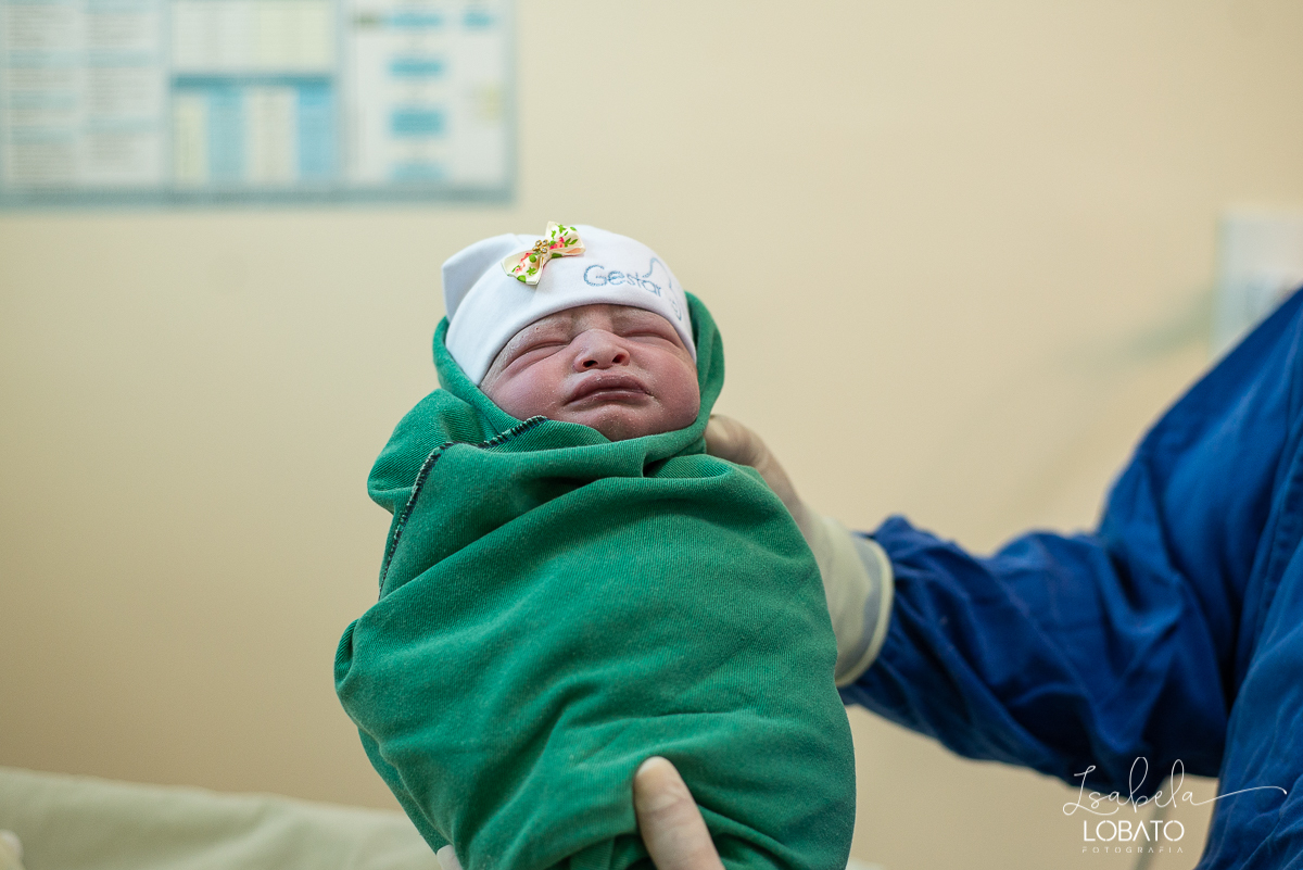 fotografia-de-parto-nascimento-de-bebe-cesariana-foto-de-bebe-nascendo-hospital-santa-casa-de-misericordia-barbacena-minas-gerais-obstetra-dra-roberta-sales-equipe-gestar-barbacena-nascimento-da-liz-fotografo-em-barbacena-estudio-isabela-lobato-fotografia