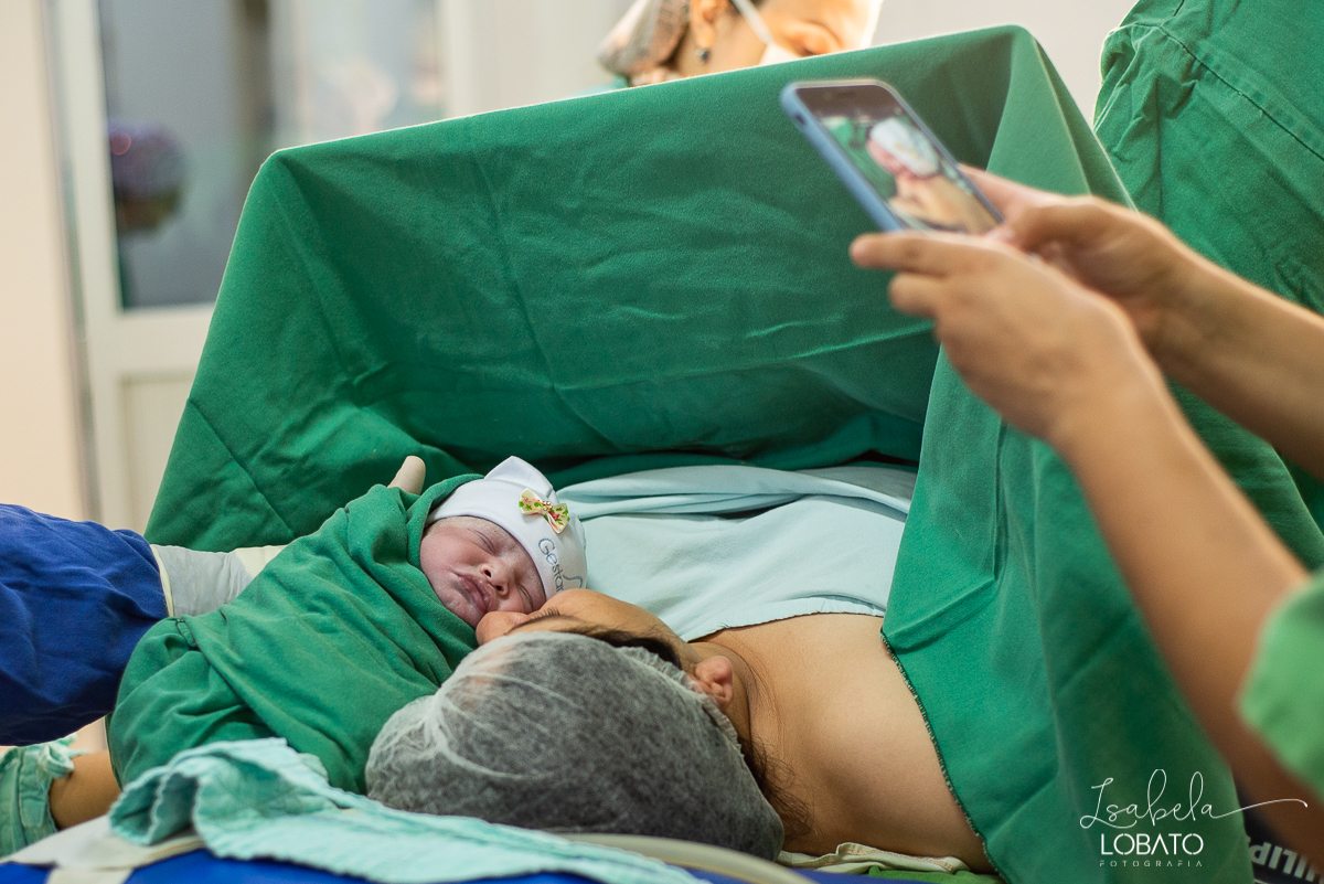 fotografia-de-parto-nascimento-de-bebe-cesariana-foto-de-bebe-nascendo-hospital-santa-casa-de-misericordia-barbacena-minas-gerais-obstetra-dra-roberta-sales-equipe-gestar-barbacena-nascimento-da-liz-fotografo-em-barbacena-estudio-isabela-lobato-fotografia