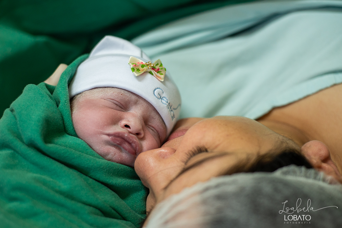 fotografia-de-parto-nascimento-de-bebe-cesariana-foto-de-bebe-nascendo-hospital-santa-casa-de-misericordia-barbacena-minas-gerais-obstetra-dra-roberta-sales-equipe-gestar-barbacena-nascimento-da-liz-fotografo-em-barbacena-estudio-isabela-lobato-fotografia