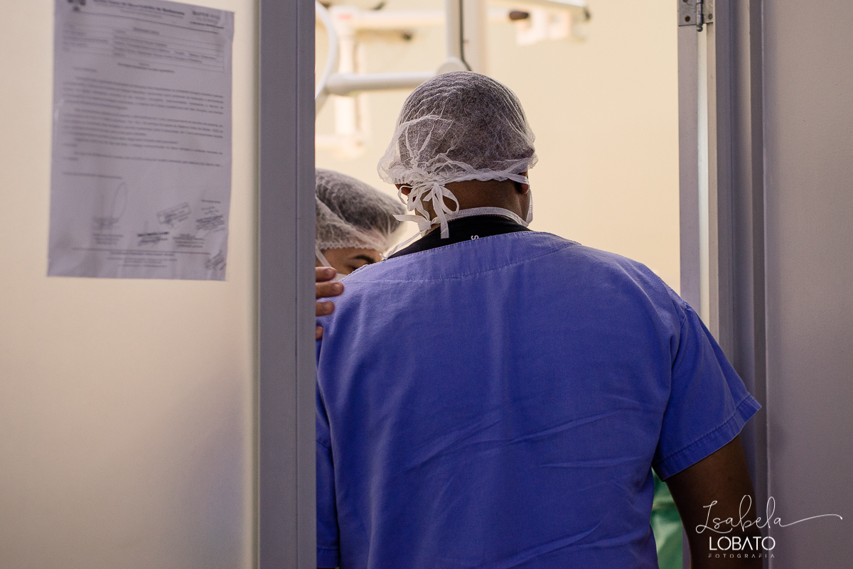 fotografia-de-parto-nascimento-de-bebe-cesariana-foto-de-bebe-nascendo-hospital-santa-casa-de-misericordia-barbacena-minas-gerais-obstetra-dra-roberta-sales-equipe-gestar-barbacena-nascimento-da-liz-fotografo-em-barbacena-estudio-isabela-lobato-fotografia