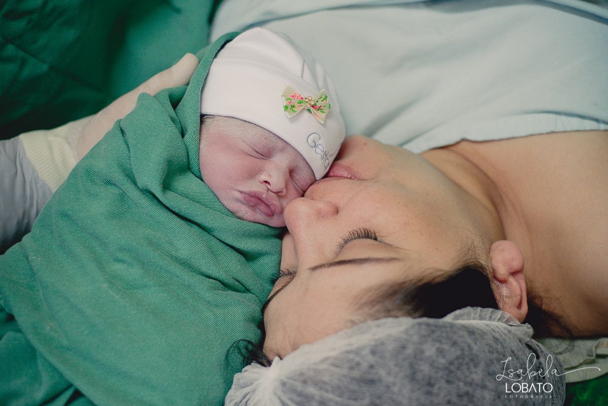 fotografia-de-parto-nascimento-de-bebe-cesariana-foto-de-bebe-nascendo-hospital-santa-casa-de-misericordia-barbacena-minas-gerais-obstetra-dra-roberta-sales-equipe-gestar-barbacena-nascimento-da-liz-fotografo-em-barbacena-estudio-isabela-lobato-fotografia