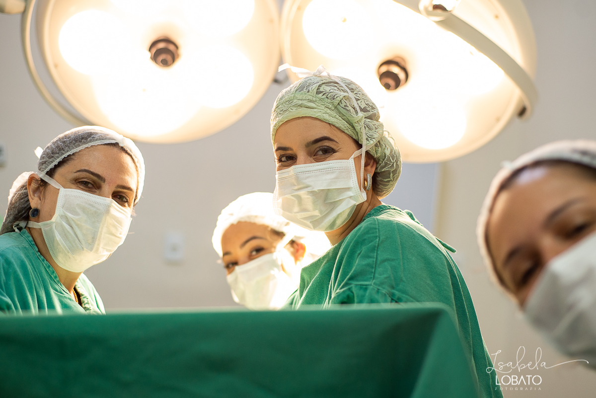 fotografia-de-parto-nascimento-de-bebe-cesariana-foto-de-bebe-nascendo-hospital-santa-casa-de-misericordia-barbacena-minas-gerais-obstetra-dra-roberta-sales-equipe-gestar-barbacena-nascimento-da-liz-fotografo-em-barbacena-estudio-isabela-lobato-fotografia