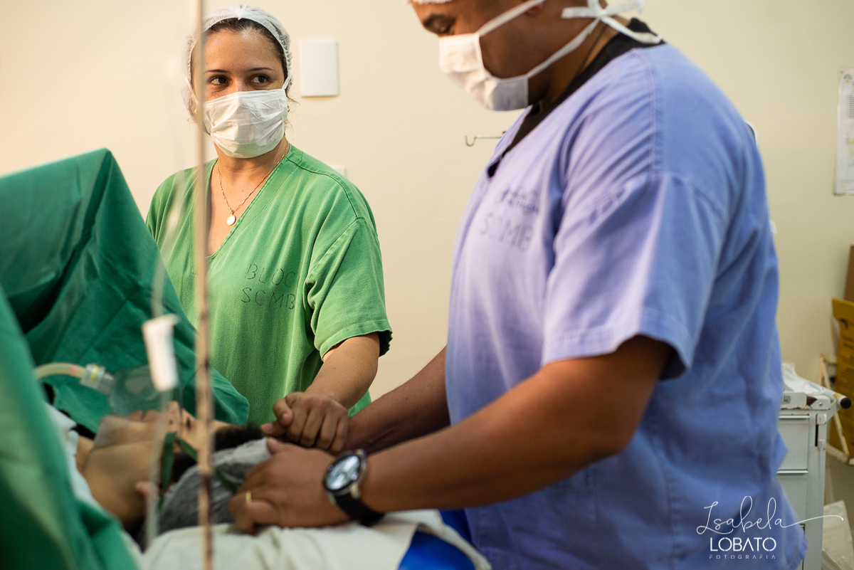 fotografia-de-parto-nascimento-de-bebe-cesariana-foto-de-bebe-nascendo-hospital-santa-casa-de-misericordia-barbacena-minas-gerais-obstetra-dra-roberta-sales-equipe-gestar-barbacena-nascimento-da-liz-fotografo-em-barbacena-estudio-isabela-lobato-fotografia