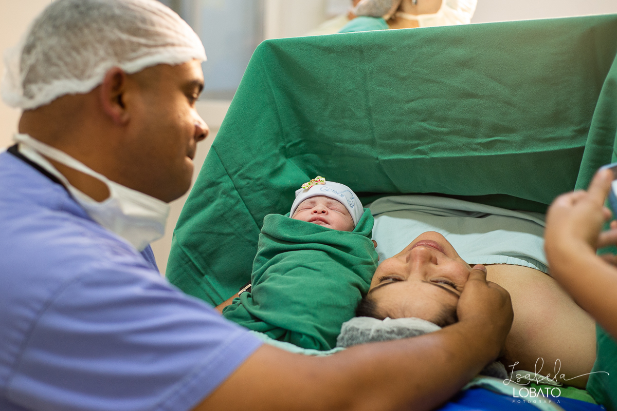 fotografia-de-parto-nascimento-de-bebe-cesariana-foto-de-bebe-nascendo-hospital-santa-casa-de-misericordia-barbacena-minas-gerais-obstetra-dra-roberta-sales-equipe-gestar-barbacena-nascimento-da-liz-fotografo-em-barbacena-estudio-isabela-lobato-fotografia