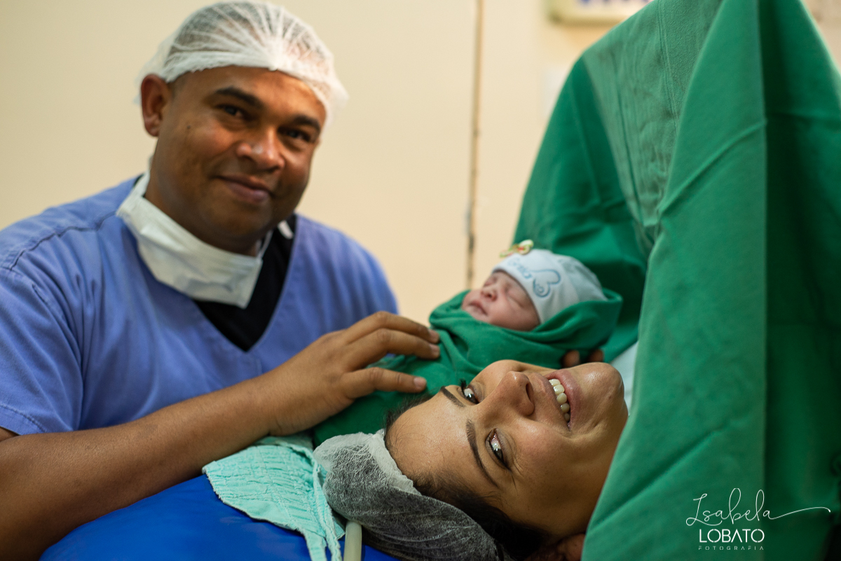 fotografia-de-parto-nascimento-de-bebe-cesariana-foto-de-bebe-nascendo-hospital-santa-casa-de-misericordia-barbacena-minas-gerais-obstetra-dra-roberta-sales-equipe-gestar-barbacena-nascimento-da-liz-fotografo-em-barbacena-estudio-isabela-lobato-fotografia