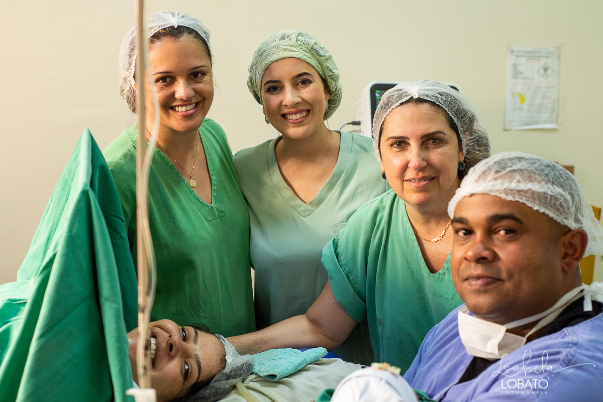 fotografia-de-parto-nascimento-de-bebe-cesariana-foto-de-bebe-nascendo-hospital-santa-casa-de-misericordia-barbacena-minas-gerais-obstetra-dra-roberta-sales-equipe-gestar-barbacena-nascimento-da-liz-fotografo-em-barbacena-estudio-isabela-lobato-fotografia