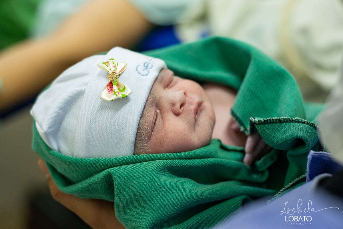 fotografia-de-parto-nascimento-de-bebe-cesariana-foto-de-bebe-nascendo-hospital-santa-casa-de-misericordia-barbacena-minas-gerais-obstetra-dra-roberta-sales-equipe-gestar-barbacena-nascimento-da-liz-fotografo-em-barbacena-estudio-isabela-lobato-fotografia