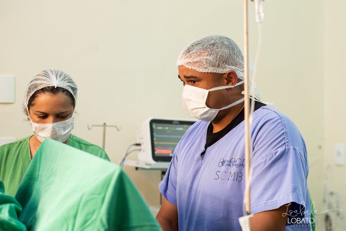 fotografia-de-parto-nascimento-de-bebe-cesariana-foto-de-bebe-nascendo-hospital-santa-casa-de-misericordia-barbacena-minas-gerais-obstetra-dra-roberta-sales-equipe-gestar-barbacena-nascimento-da-liz-fotografo-em-barbacena-estudio-isabela-lobato-fotografia