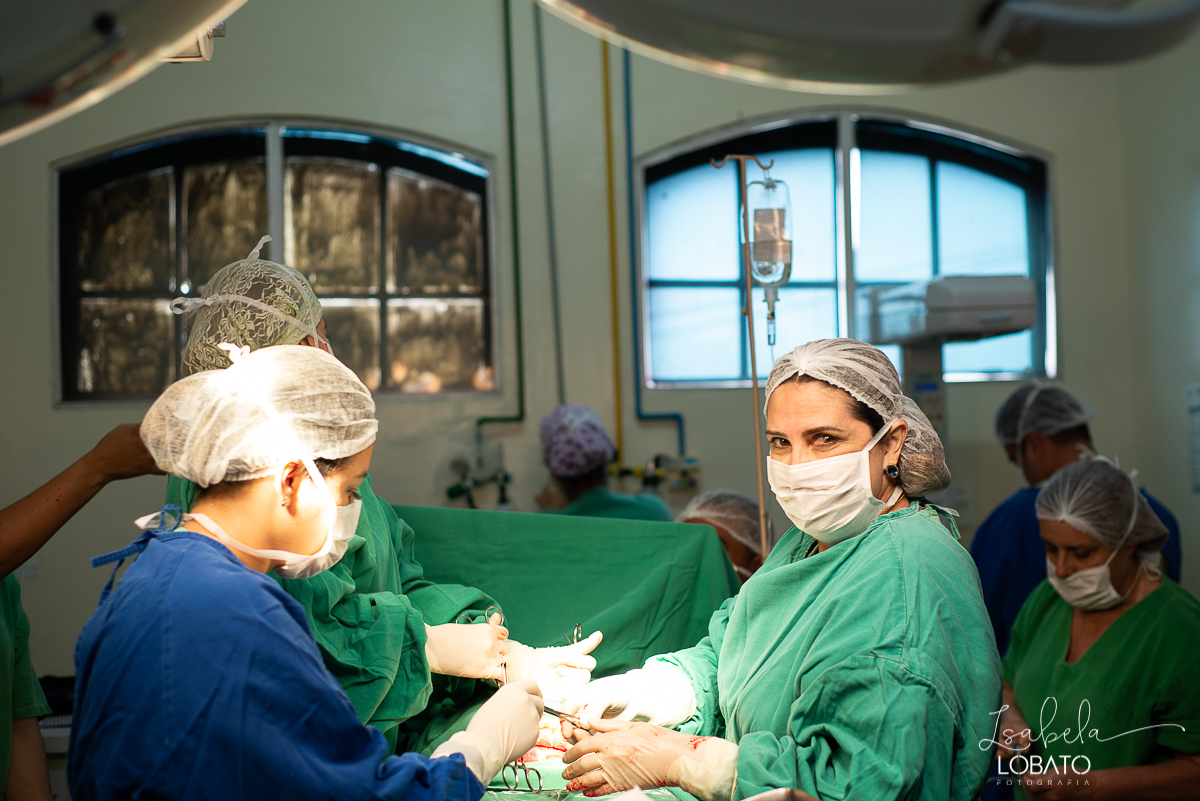 fotografia-de-parto-nascimento-de-bebe-cesariana-foto-de-bebe-nascendo-hospital-santa-casa-de-misericordia-barbacena-minas-gerais-obstetra-dra-roberta-sales-equipe-gestar-barbacena-nascimento-da-liz-fotografo-em-barbacena-estudio-isabela-lobato-fotografia
