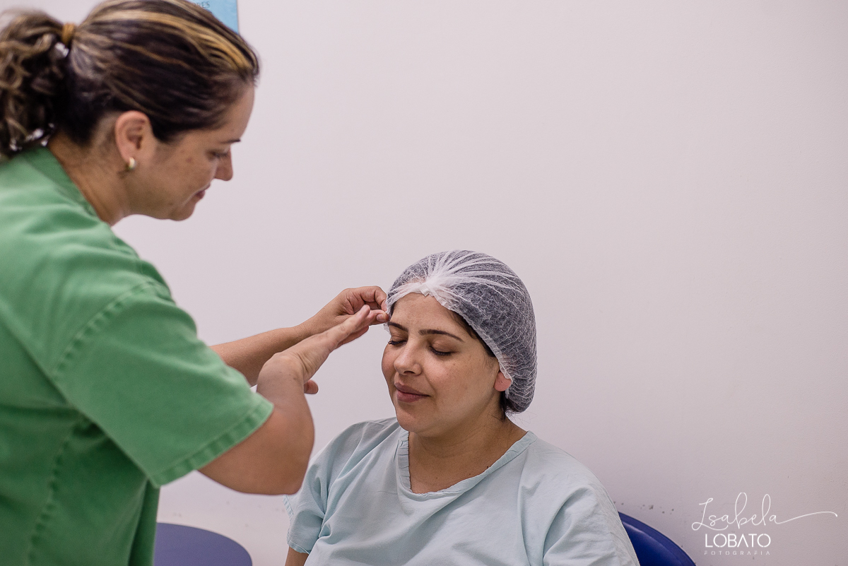 fotografia-de-parto-nascimento-de-bebe-cesariana-foto-de-bebe-nascendo-hospital-santa-casa-de-misericordia-barbacena-minas-gerais-obstetra-dra-roberta-sales-equipe-gestar-barbacena-nascimento-da-liz-fotografo-em-barbacena-estudio-isabela-lobato-fotografia