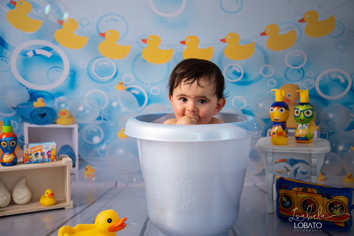 acompanhamento-mensal-infantil-fotografia-de-bebe-a-hora-do-banho-patinho-amarelo-bebe-de-9-meses-balde-para-banho-de-bebe-fotografo-infantil-em-barbacena-minas-gerais-isabela-lobato-fotografia-estudio-de-fotografia-em-barbacena