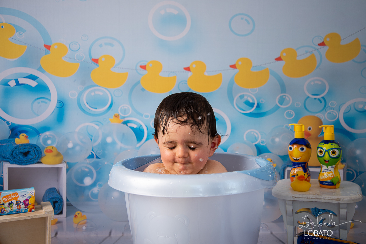acompanhamento-mensal-infantil-fotografia-de-bebe-a-hora-do-banho-patinho-amarelo-bebe-de-9-meses-balde-para-banho-de-bebe-fotografo-infantil-em-barbacena-minas-gerais-isabela-lobato-fotografia-estudio-de-fotografia-em-barbacena