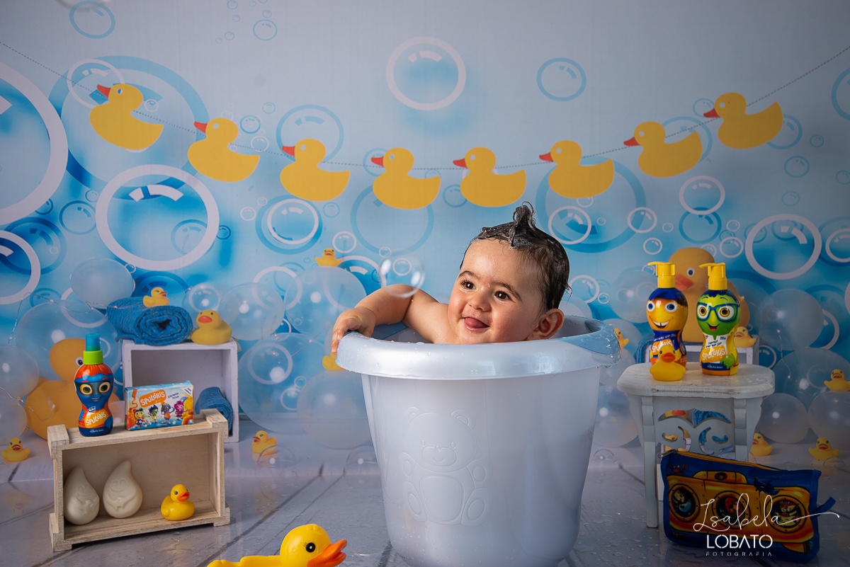 acompanhamento-mensal-infantil-fotografia-de-bebe-a-hora-do-banho-patinho-amarelo-bebe-de-9-meses-balde-para-banho-de-bebe-fotografo-infantil-em-barbacena-minas-gerais-isabela-lobato-fotografia-estudio-de-fotografia-em-barbacena