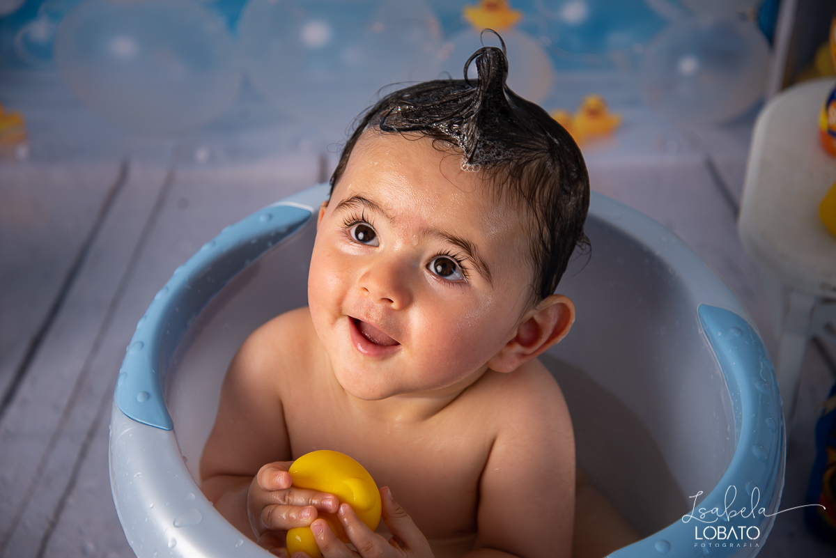 acompanhamento-mensal-infantil-fotografia-de-bebe-a-hora-do-banho-patinho-amarelo-bebe-de-9-meses-balde-para-banho-de-bebe-fotografo-infantil-em-barbacena-minas-gerais-isabela-lobato-fotografia-estudio-de-fotografia-em-barbacena-banho-de-balde
