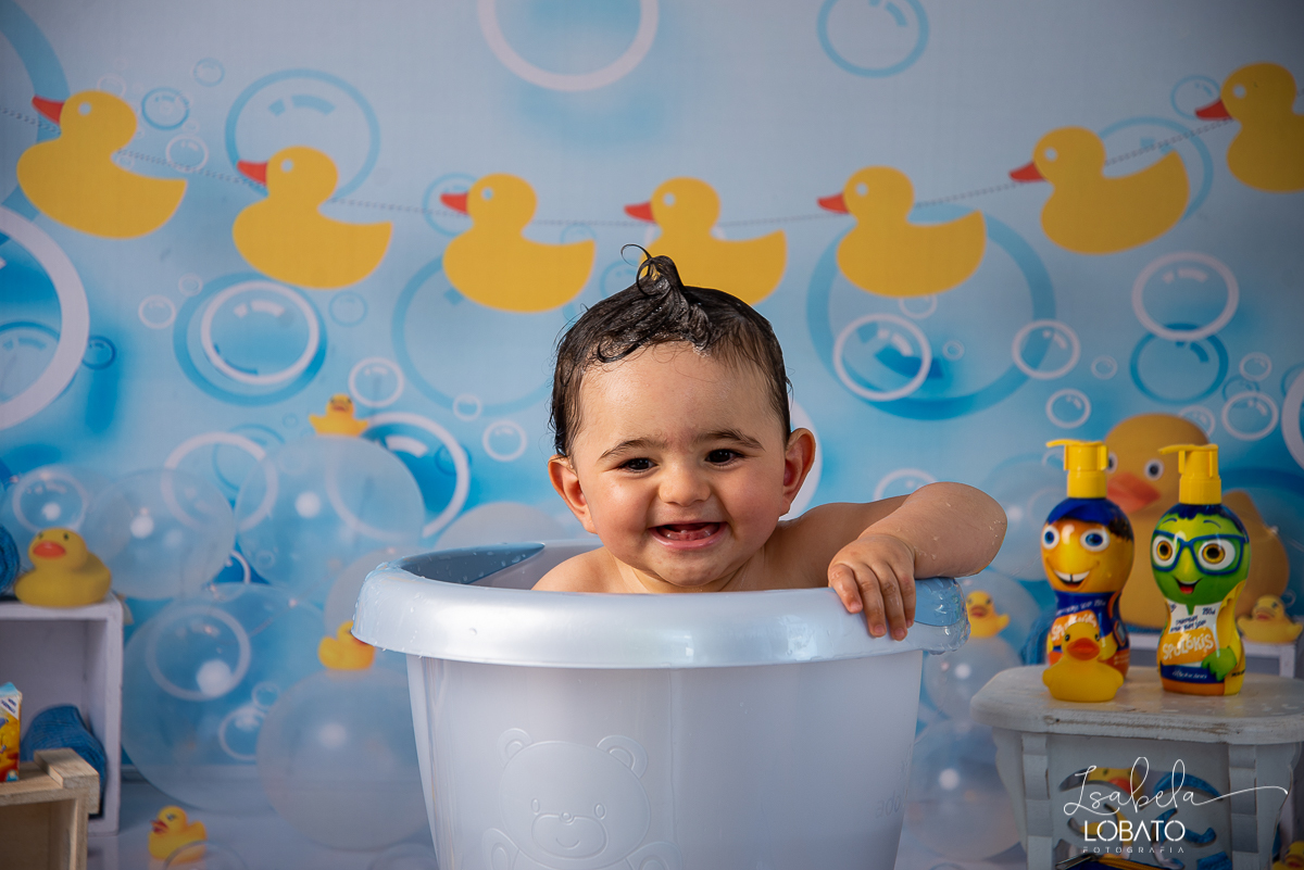 acompanhamento-mensal-infantil-fotografia-de-bebe-a-hora-do-banho-patinho-amarelo-bebe-de-9-meses-balde-para-banho-de-bebe-fotografo-infantil-em-barbacena-minas-gerais-isabela-lobato-fotografia-estudio-de-fotografia-em-barbacena-banho-de-balde