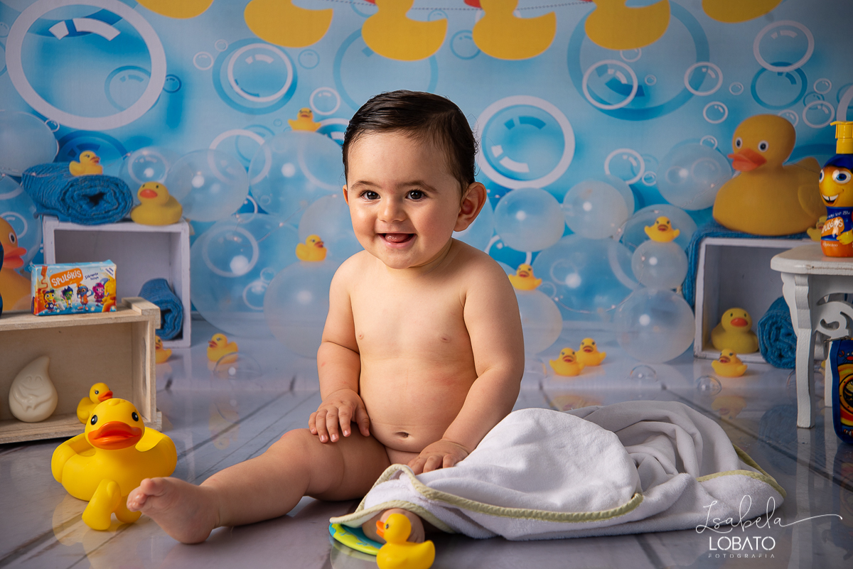 acompanhamento-mensal-infantil-fotografia-de-bebe-a-hora-do-banho-patinho-amarelo-bebe-de-9-meses-balde-para-banho-de-bebe-fotografo-infantil-em-barbacena-minas-gerais-isabela-lobato-fotografia-estudio-de-fotografia-em-barbacena-banho-de-balde