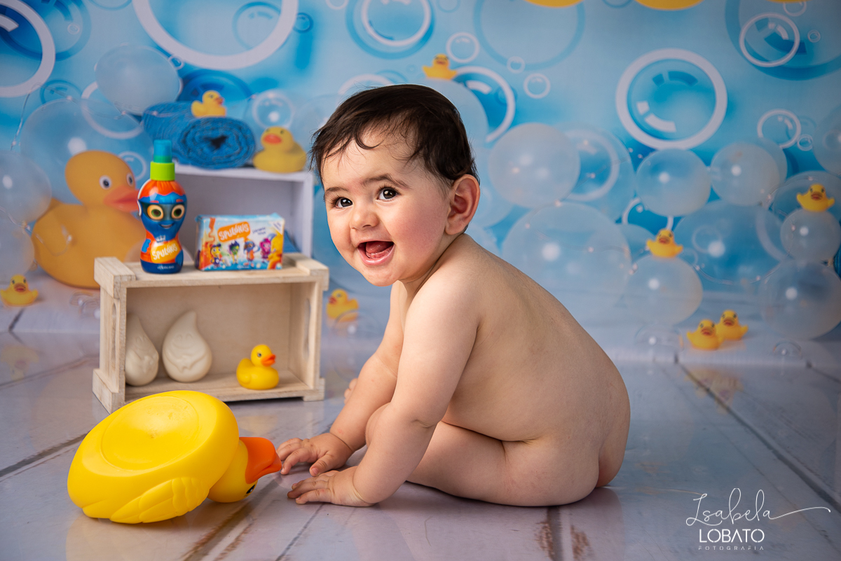 acompanhamento-mensal-infantil-fotografia-de-bebe-a-hora-do-banho-patinho-amarelo-bebe-de-9-meses-balde-para-banho-de-bebe-fotografo-infantil-em-barbacena-minas-gerais-isabela-lobato-fotografia-estudio-de-fotografia-em-barbacena-banho-de-balde