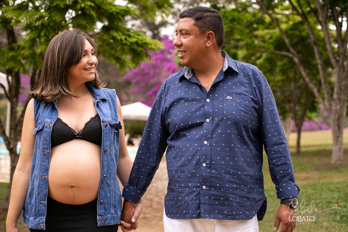 ensaio-fotografico-externo-gestante-ensaio-gestante-fotografia-de-gestante-gravidez-fotografia-de-gravida-vestido-de-gravida-roupa-para-gravida-ponto-turistico-em-barbacena-minas-gerais-park-hotel-mantiqueira-primavera-fotografa-de-gestante-isabela-lobato