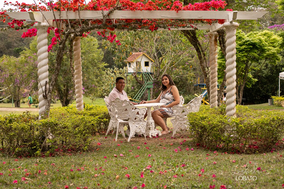 ensaio-fotografico-externo-gestante-ensaio-gestante-fotografia-de-gestante-gravidez-fotografia-de-gravida-vestido-de-gravida-roupa-para-gravida-ponto-turistico-em-barbacena-minas-gerais-park-hotel-mantiqueira-primavera-fotografa-de-gestante-isabela-lobato