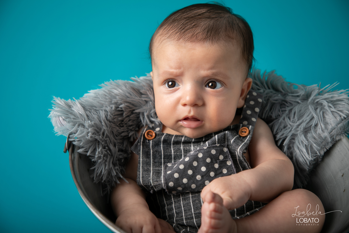 acompanhamento-mensal-fotografico-bebe-modelo-acompanhamento-trimestral-fotografico-acompanhamento-criativo-bebe-gordelicia-fases-do-bebe-desenvolvimento-do-bebe-bebe-no-balde-bebe-de-3-meses-lefotick-ensaio-fotografico-de-bebe-fotografo-em-barbacena-mg