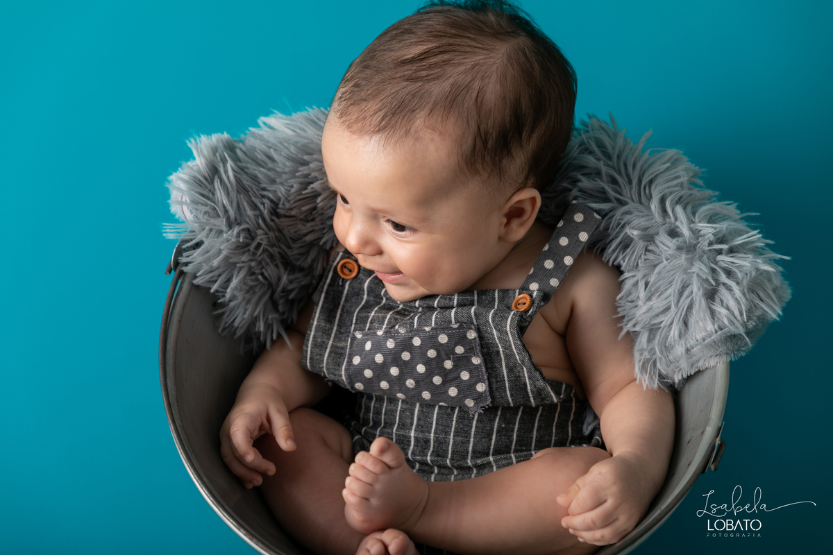 acompanhamento-mensal-fotografico-bebe-modelo-acompanhamento-trimestral-fotografico-acompanhamento-criativo-bebe-gordelicia-fases-do-bebe-desenvolvimento-do-bebe-bebe-no-balde-bebe-de-3-meses-lefotick-ensaio-fotografico-de-bebe-fotografo-em-barbacena-mg