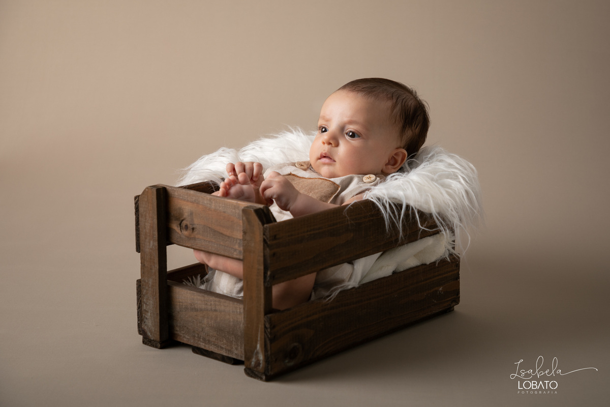 acompanhamento-mensal-fotografico-bebe-modelo-acompanhamento-trimestral-fotografico-acompanhamento-criativo-bebe-gordelicia-fases-do-bebe-desenvolvimento-do-bebe-bebe-no-balde-bebe-de-3-meses-lefotick-ensaio-fotografico-de-bebe-fotografo-em-barbacena-mg