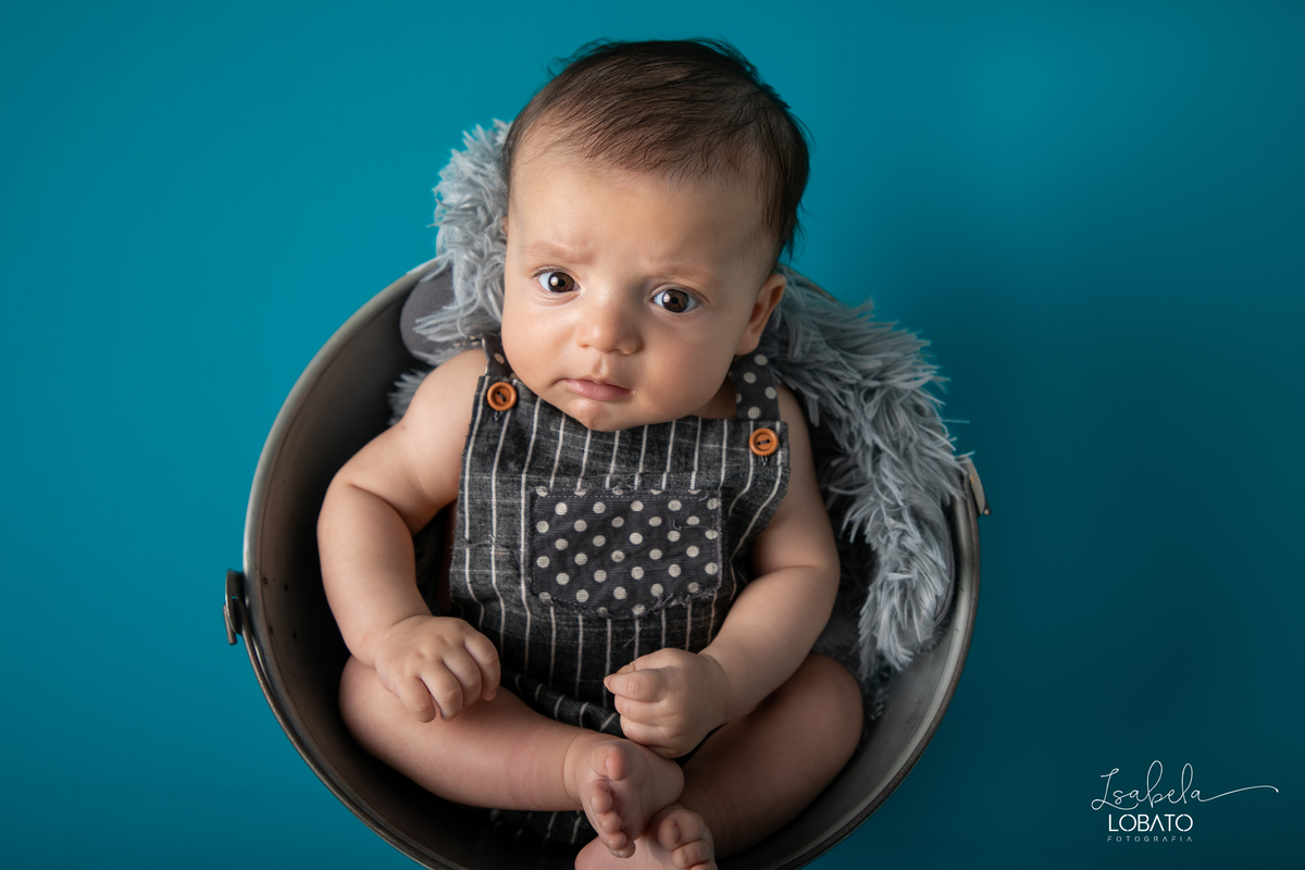 acompanhamento-mensal-fotografico-bebe-modelo-acompanhamento-trimestral-fotografico-acompanhamento-criativo-bebe-gordelicia-fases-do-bebe-desenvolvimento-do-bebe-bebe-no-balde-bebe-de-3-meses-lefotick-ensaio-fotografico-de-bebe-fotografo-em-barbacena-mg