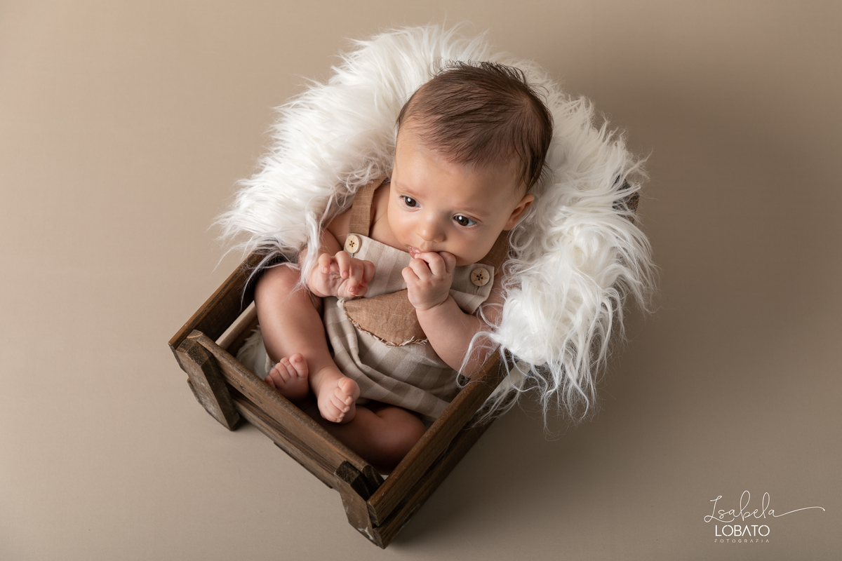 acompanhamento-mensal-fotografico-bebe-modelo-acompanhamento-trimestral-fotografico-acompanhamento-criativo-bebe-gordelicia-fases-do-bebe-desenvolvimento-do-bebe-bebe-no-balde-bebe-de-3-meses-lefotick-ensaio-fotografico-de-bebe-fotografo-em-barbacena-mg