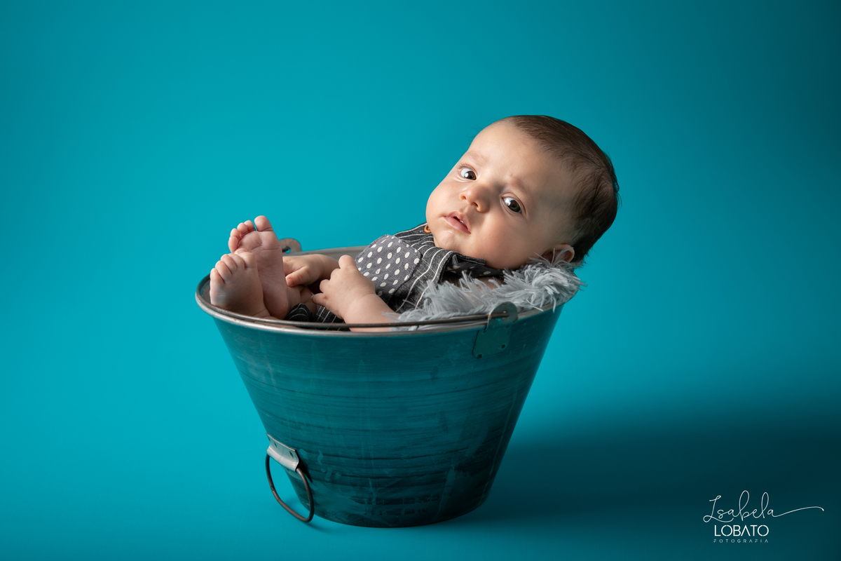 acompanhamento-mensal-fotografico-bebe-modelo-acompanhamento-trimestral-fotografico-acompanhamento-criativo-bebe-gordelicia-fases-do-bebe-desenvolvimento-do-bebe-bebe-no-balde-bebe-de-3-meses-lefotick-ensaio-fotografico-de-bebe-fotografo-em-barbacena-mg
