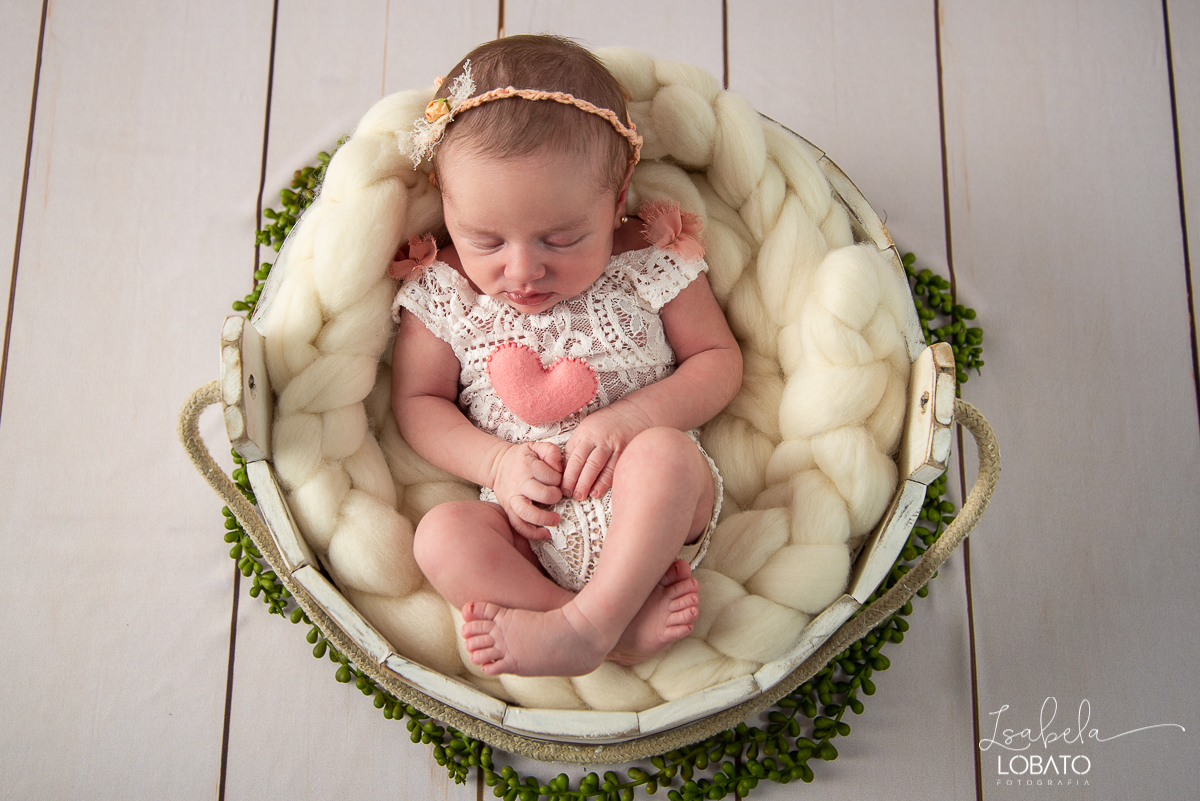 newborn-ensaio-fotografico-de-recem-nascido-ensaio-newborn-fotos-de-bebe-book-fotografico-de-bebe-album-de -fotos-fotografa-de-crianca-em-barbacena-melhores-fotografos-de-barbacena-estudio-fotografico-em-barbacena-estudio-isabela-lobato-fotografia