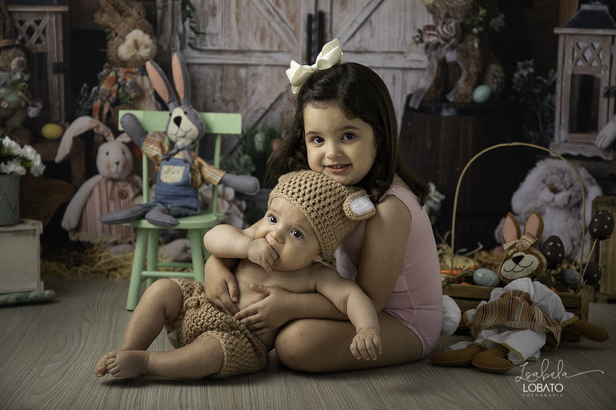 pascoa-2020-sessao-fotografica-de-pascoa-mini-sessao-fotografica-de-pascoa-2020-coelhinho-da-pascoa-o-que-trazes-para-mim-ovos-de-pascoa--fotografia-infantil-em-barbacena-estudio-fotografico-em-barbacena-isabela-lobato-fotografia-foto-de-crianca-pascoa-bq