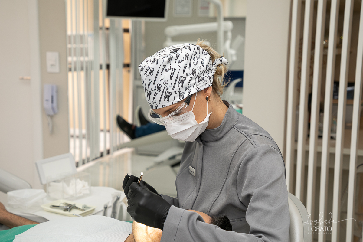 foto-publicidade-foto-de-dentista-foto-publicitaria-jacqueline-gava-odontologia-dentistas-em-barbacena-implantodontia-ozonioterapia-cirurgiao-dentista-implantes-de-dentes-consultorio-odontologico-fotografo-publicitario-foto-profissional-isabela-lobato-bq