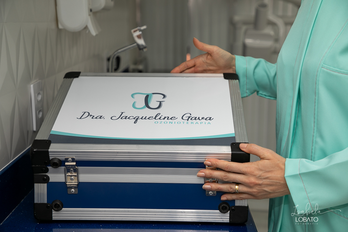 foto-publicidade-foto-de-dentista-foto-publicitaria-jacqueline-gava-odontologia-dentistas-em-barbacena-implantodontia-ozonioterapia-cirurgiao-dentista-implantes-de-dentes-consultorio-odontologico-fotografo-publicitario-foto-profissional-isabela-lobato-bq