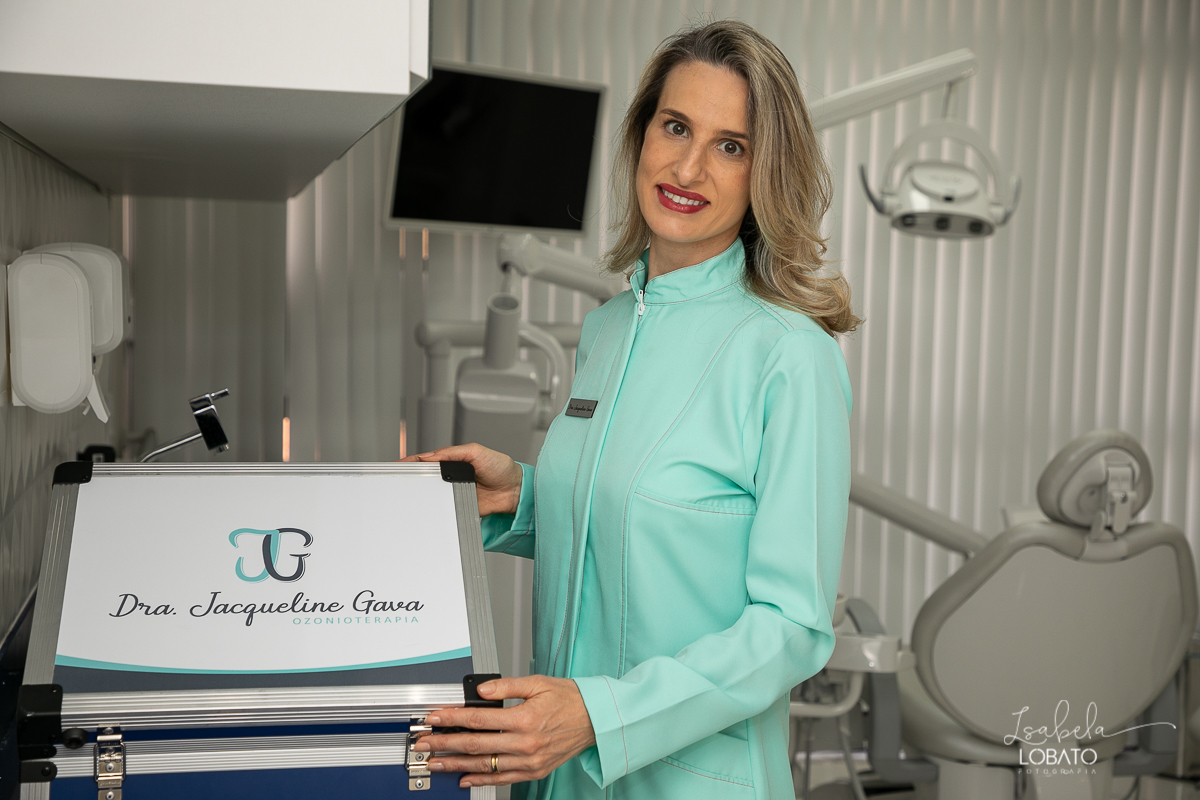 foto-publicidade-foto-de-dentista-foto-publicitaria-jacqueline-gava-odontologia-dentistas-em-barbacena-implantodontia-ozonioterapia-cirurgiao-dentista-implantes-de-dentes-consultorio-odontologico-fotografo-publicitario-foto-profissional-isabela-lobato-bq