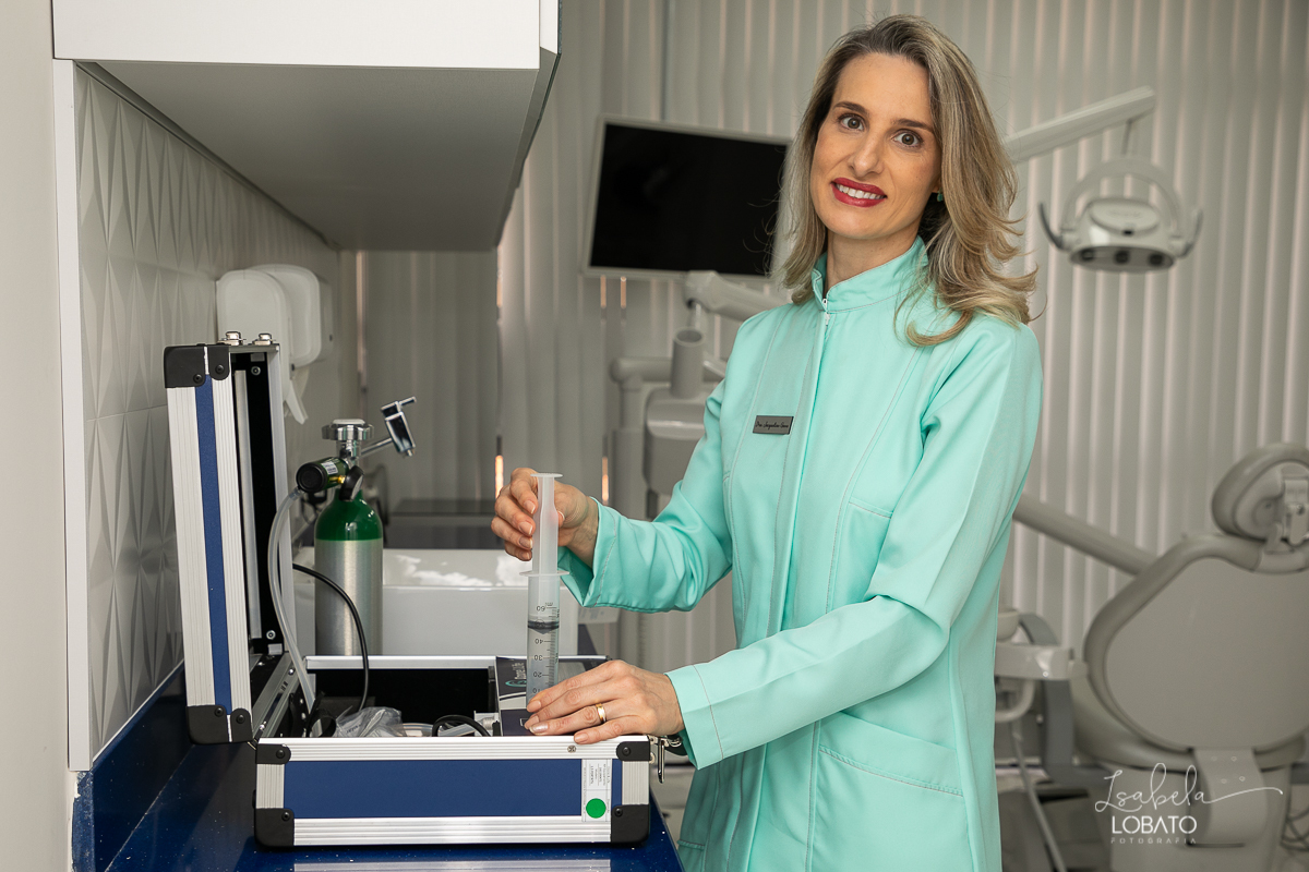foto-publicidade-foto-de-dentista-foto-publicitaria-jacqueline-gava-odontologia-dentistas-em-barbacena-implantodontia-ozonioterapia-cirurgiao-dentista-implantes-de-dentes-consultorio-odontologico-fotografo-publicitario-foto-profissional-isabela-lobato-bq