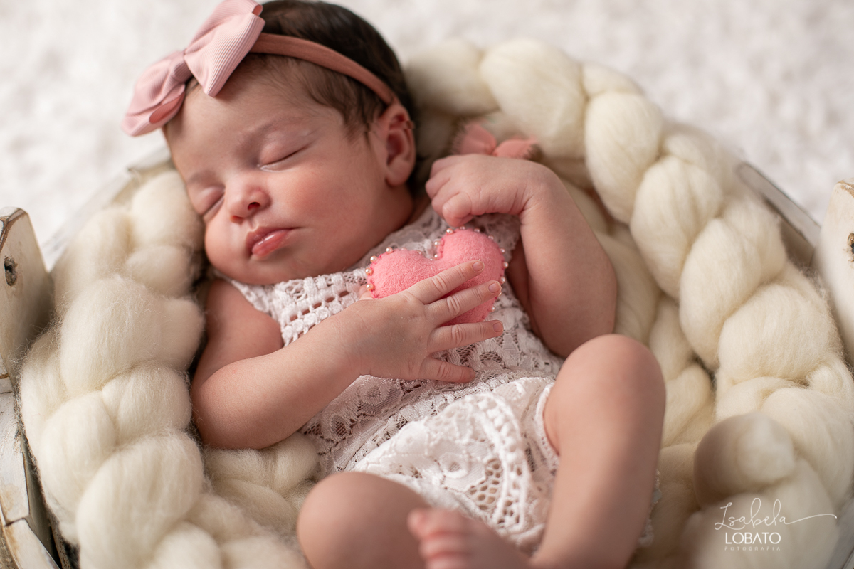 newborn-ensaio-fotografico-de-recem-nascido-ensaio-newborn-fotos-de-bebe-book-fotografico-de-bebe-album-de -fotos-fotografa-de-crianca-em-barbacena-melhores-fotografos-de-barbacena-estudio-fotografico-em-barbacena-estudio-isabela-lobato-fotografia