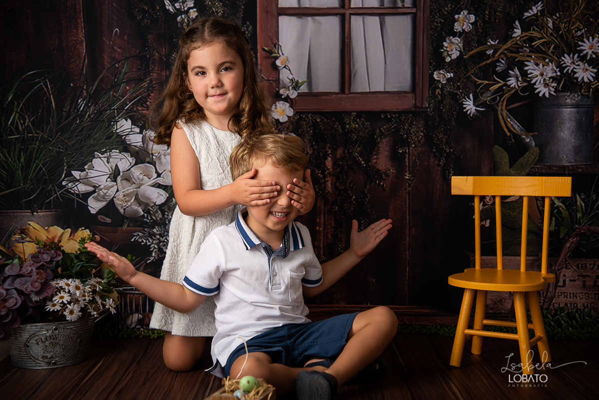pascoa-2020-sessao-fotografica-de-pascoa-mini-sessao-fotografica-de-pascoa-2020-coelhinho-da-pascoa-o-que-trazes-para-mim-ovos-de-pascoa--fotografia-infantil-em-barbacena-estudio-fotografico-em-barbacena-isabela-lobato-fotografia-foto-de-crianca-pascoa-bq