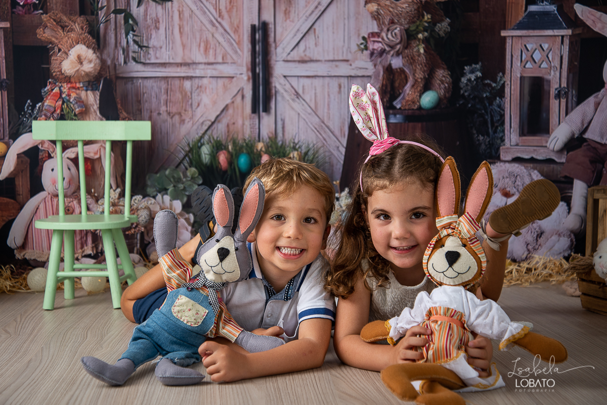 pascoa-2020-sessao-fotografica-de-pascoa-mini-sessao-fotografica-de-pascoa-2020-coelhinho-da-pascoa-o-que-trazes-para-mim-ovos-de-pascoa--fotografia-infantil-em-barbacena-estudio-fotografico-em-barbacena-isabela-lobato-fotografia-foto-de-crianca-pascoa-bq