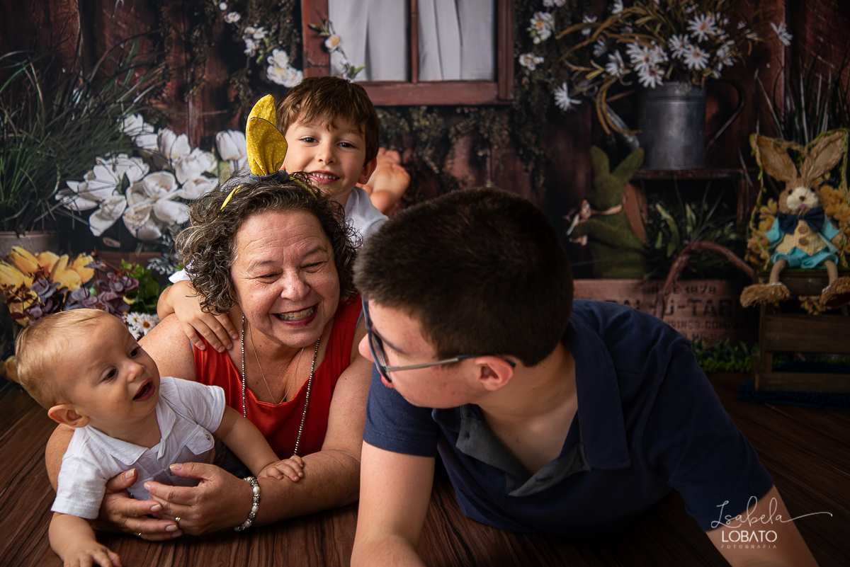 pascoa-2020-sessao-fotografica-de-pascoa-mini-sessao-fotografica-de-pascoa-2020-coelhinho-da-pascoa-o-que-trazes-para-mim-ovos-de-pascoa--fotografia-infantil-em-barbacena-estudio-fotografico-em-barbacena-isabela-lobato-fotografia-foto-de-crianca-pascoa-bq