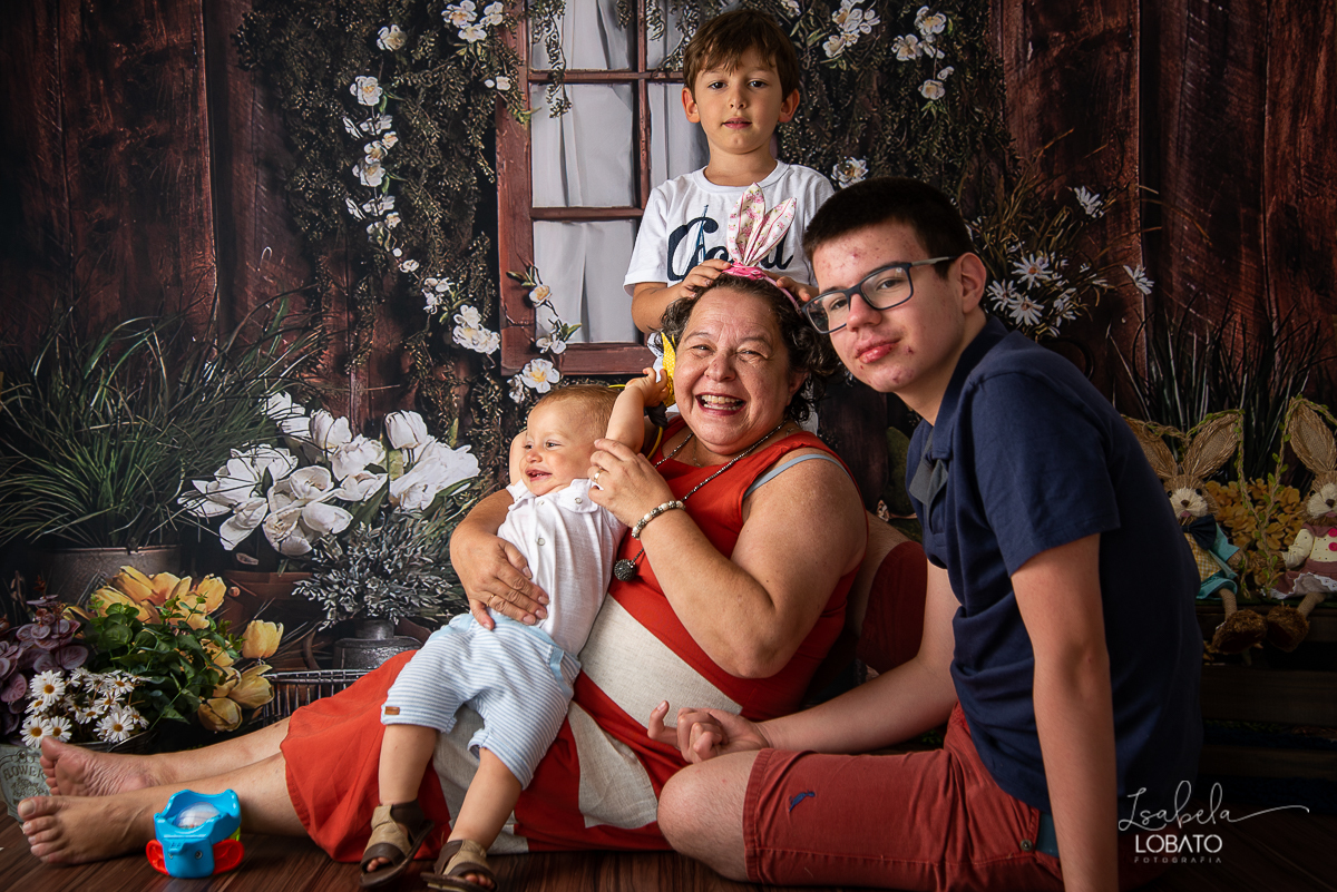 pascoa-2020-sessao-fotografica-de-pascoa-mini-sessao-fotografica-de-pascoa-2020-coelhinho-da-pascoa-o-que-trazes-para-mim-ovos-de-pascoa--fotografia-infantil-em-barbacena-estudio-fotografico-em-barbacena-isabela-lobato-fotografia-foto-de-crianca-pascoa-bq