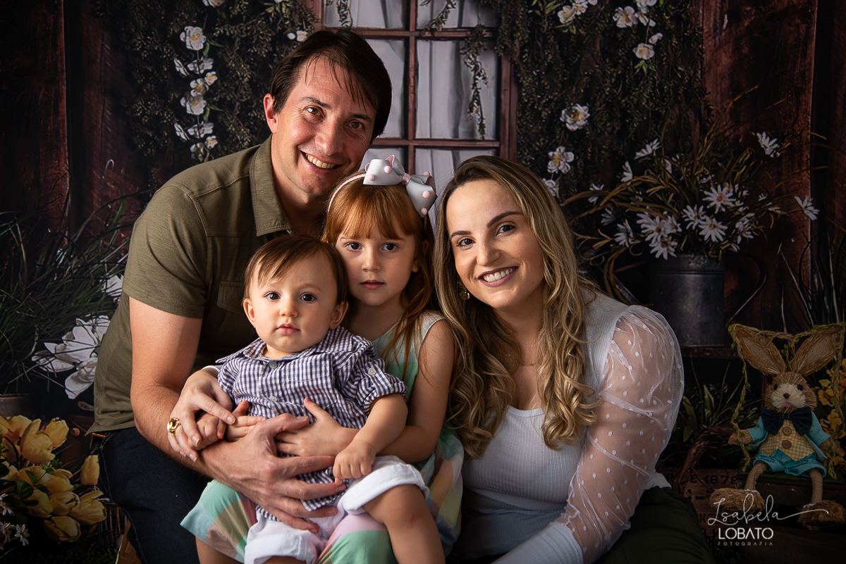 pascoa-2020-sessao-fotografica-de-pascoa-mini-sessao-fotografica-de-pascoa-2020-coelhinho-da-pascoa-o-que-trazes-para-mim-ovos-de-pascoa--fotografia-infantil-em-barbacena-estudio-fotografico-em-barbacena-isabela-lobato-fotografia-foto-de-crianca-pascoa-bq