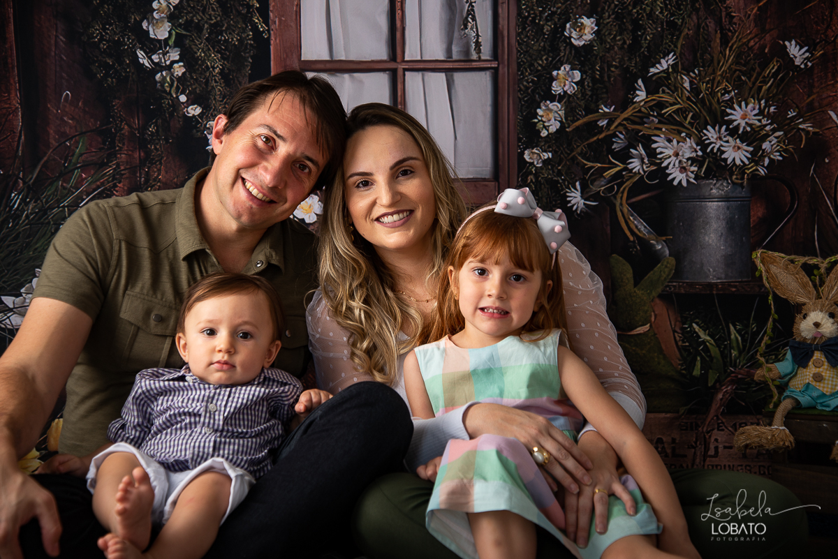 pascoa-2020-sessao-fotografica-de-pascoa-mini-sessao-fotografica-de-pascoa-2020-coelhinho-da-pascoa-o-que-trazes-para-mim-ovos-de-pascoa--fotografia-infantil-em-barbacena-estudio-fotografico-em-barbacena-isabela-lobato-fotografia-foto-de-crianca-pascoa-bq